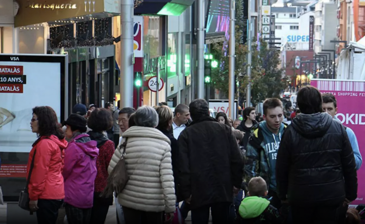 Vianants a l'avinguda Carlemany, en una imatge d'arxiu.